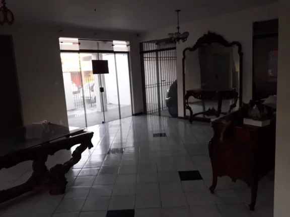 Imagem Casa à venda no Ponto Novo - Espaçosa, com 6 quartos, 5 vagas de garagem e excelente localização!