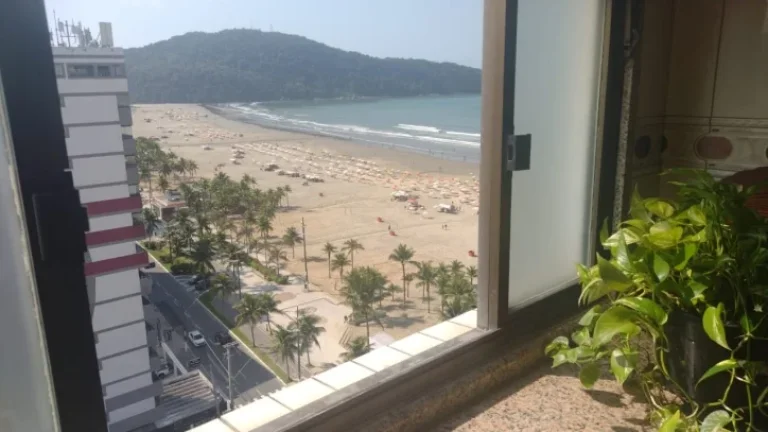 Imagem ???? "Você sabia que existe um condomínio PÉ NA AREIA com salão de festas e elevador em Praia Grande?"
