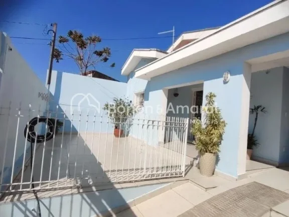 Imagem Casa à venda com 3 dormitórios, ampla sala de estar, cozinha, 2 banheiros (sendo 1 de empregada), ...