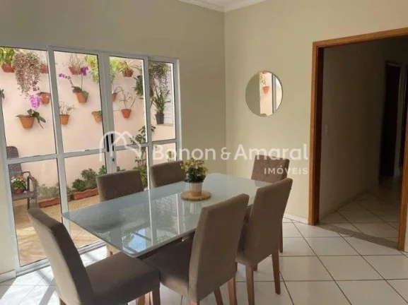 Imagem .Casa conta com sala de estar; sala de jantar com cozinha integrada; despensa; área de serviço; um...