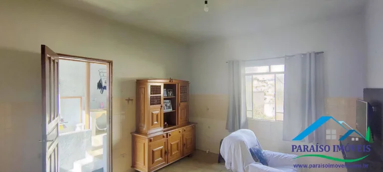Imagem Casa no Centro com 4 Dormitórios com Amplo Terreno - Paraisópolis MG