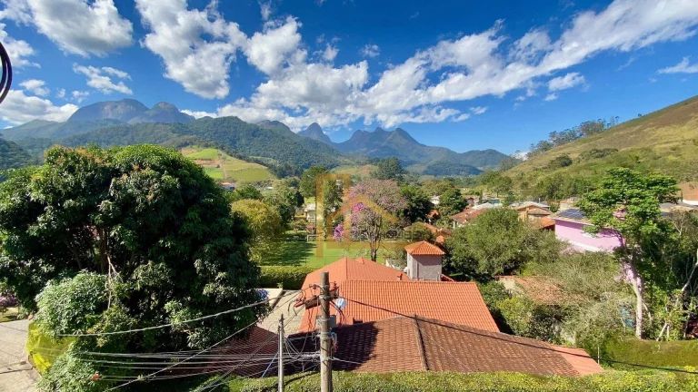 Imagem Aconchegante casa com 3 quartos em condomínio Clube, com Vista Perene Para a Mulher de Pedras em Vargem Grande Teresópolis-RJ.