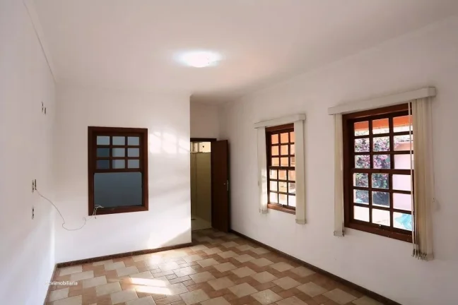Imagem Casa com aproximadamente 200m² em um lote de 360m² de área, ideal para quem busca espaço, confor...