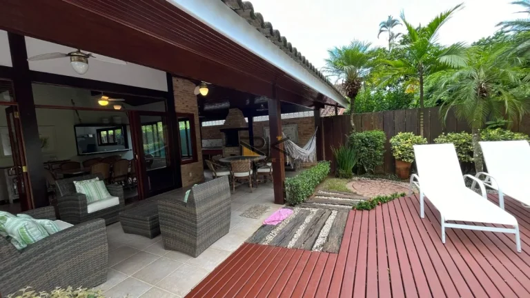 Imagem CASA EM CONDOMINIO COM 4 DORMITÓRIOS SENDO 3 SUÍTES,3 VAGAS DE GARAGEM,VARANDA GOURMET COM CHURRASQUEIRA E PISCINA.