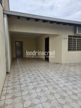Imagem Casa à venda na Zona Leste de Londrina com 3 quartos, 2 banheiros, cozinha com armários, churrasqueira, quarto e banheiro nos fundos, em terreno de 250m²