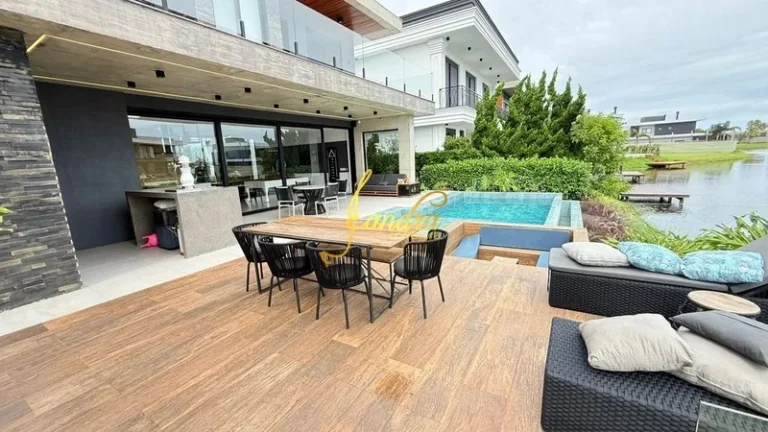 Imagem Sobrado finamente mobiliado e decorado com 472m2 de área construída e piscina