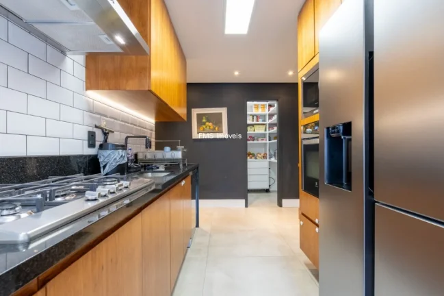 Imagem Cobertura a venda em Moema com 3 quartos, 1 suíte, 1 sala, 4 banheiros, 3 vagas de garagem, 245m².