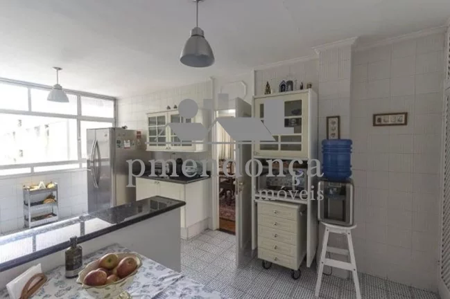 Imagem Apartamento um por andar, 265m² útil, living para 03 ambientes, piso de tábuas largas corridas de...