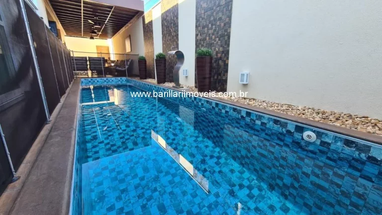 Casa Térrea com piscina em Condomínio