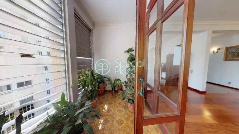 Imagem Apartamento super espaçoso com 325m2 de área privativa, 3 dormitórios ( 1 suíte) e 2 vagas na ga...
