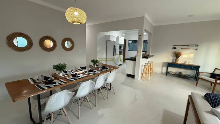 Imagem SOMENTE 200 METROS DA PRAIA - Casa térrea á venda com linda decoração e mar