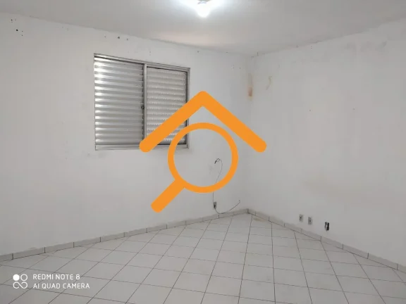 Imagem São 2 casas independentes, cada uma com 3 dormitórios e com 2 vagas de garagem. Próximo a estação de trem Varginha.