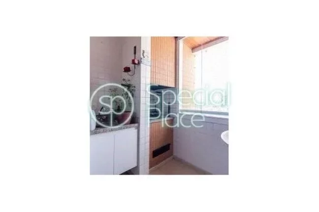 Imagem Amplo apartamento à venda com 3 quartos, sendo 3 suítes, e 4 banheiros no total. Este apartamento ...