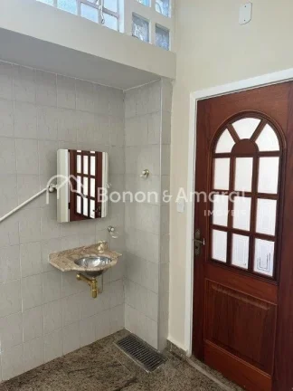 Imagem Imóvel com excelente acabamento, estrutura sólida e totalmente reformado. Com 3 dormitórios, todo...