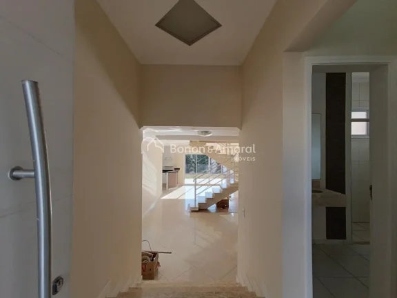Imagem O imóvel conta com três dormitórios, sendo uma suíte, ampla sala para dois ambientes e garagem p...
