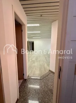 Imagem Com 50,00 m2 de área, esta sala conta com 2 banheiros, copa, ar condicionado proporcionando todo o ...