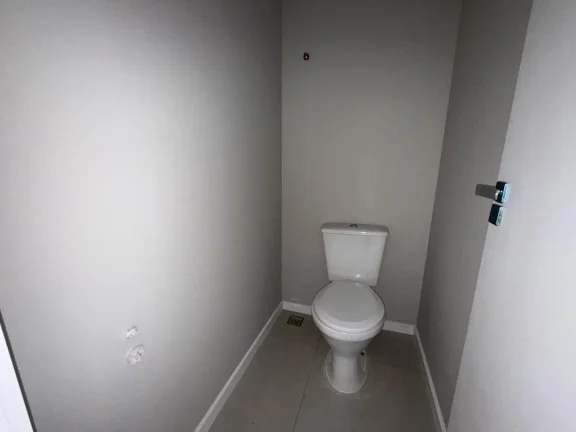 Imagem 02 Suítes, térreo com excelente padrão de acabamento e perto da Praia, esse apartamento em Gravatá, Navegantes. Adriano Carpes Imóveis Vende