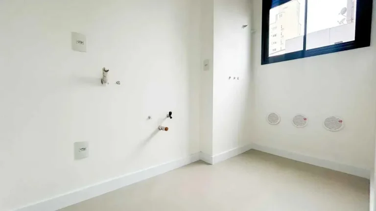 Imagem Apartamento com 3 dormitórios sendo 1 suíte e 2 vagas de garagem no Centro de Balneário Camboriú