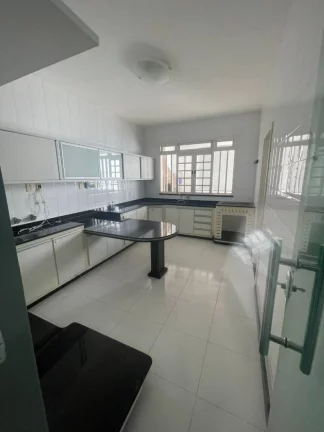 Imagem Espaçosa Casa à Venda no Bairro Coroa do Meio