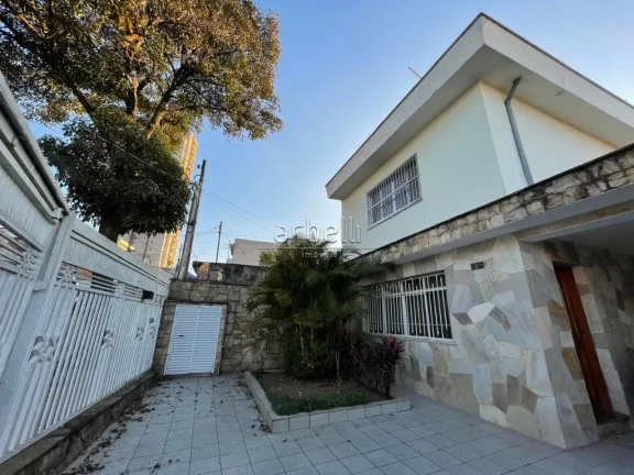 Imagem Sobrado com 250 metros quadrados, living, ampla cozinha com armários, 3 dormitórios sendo 1 suíte...