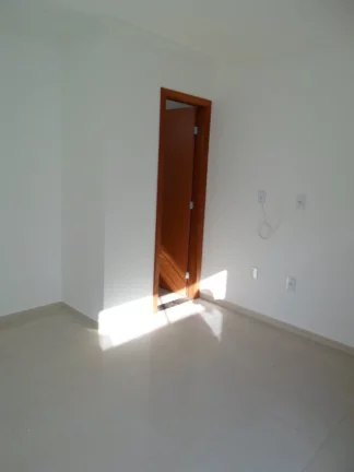 Imagem Casa Linear composta por: 2 quartos, sendo 01 suite, Sala de estar e jantar, Banheiro Social, Cozinha Americana, área de serviço, vaga de garagem; ár