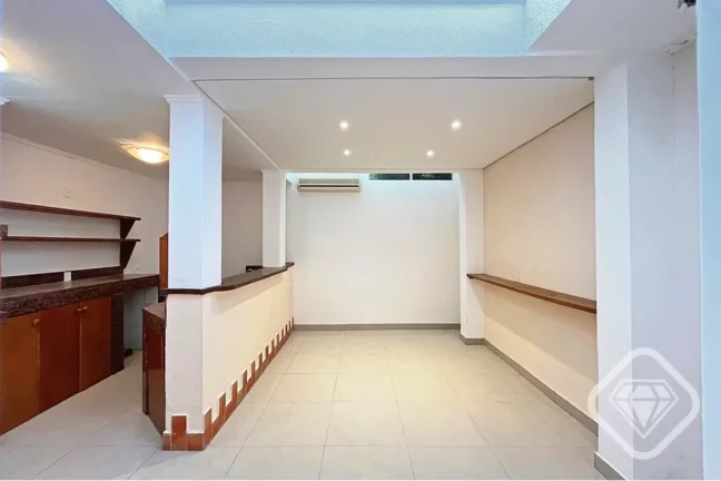 Imagem Casa especial no coraÃ§Ã£o do bairro Tristeza, um refÃºgio moderno com charme e conforto

Uma residÃ...