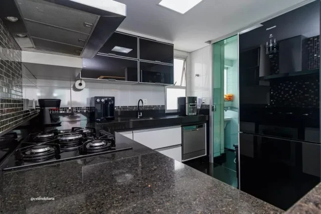 Imagem Este espaçoso apartamento de 167 metros quadrados oferece uma experiência de vida confortável e m...