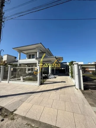Imagem Sobrado em Zona Nobre de Capão, perto do Leve mais
