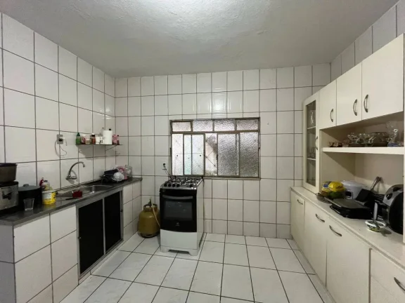 Imagem Casa Ampla e Segura com Grande Área Externa e Horta – 3 Quartos e Vagas para 4 Carros!