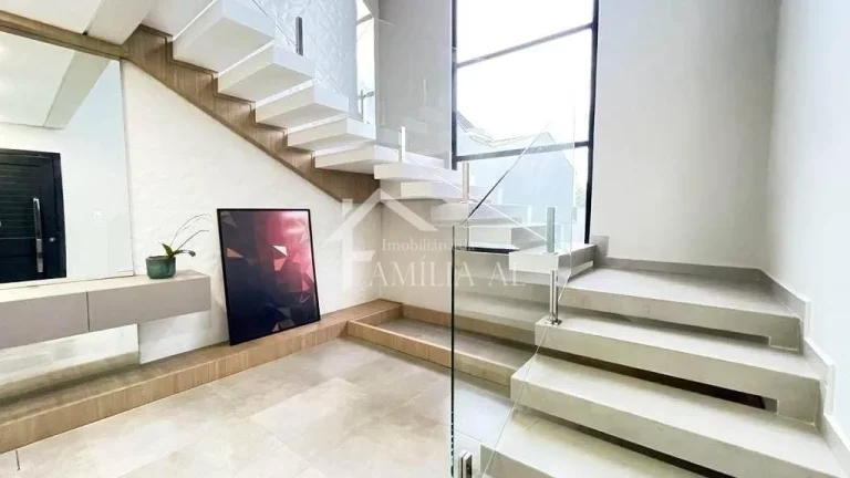 CASA (SOBRADO) COM 250 M² NO BAIRRO ESPINHEIROS