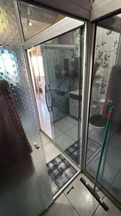 Imagem Adriano Carpes Imóveis vende, uma linda casa em alvenaria mais edícula , com 2 dormitórios sendo 1 suíte, no centro de Penha, com uma ótima localização.