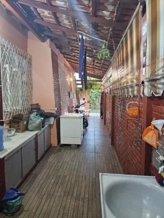 Imagem Três quadras do mar! Casa colonial em Itaparica: 180m², 3 quartos (1 suíte), 2 vagas cobertas, churrasqueira privativa. Condomínio com lazer completo.