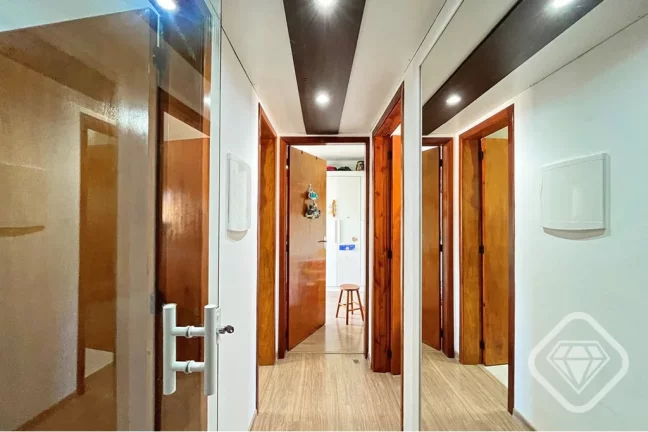 Imagem Casa com 3 dormitórios, suíte, sótão e áreas de convivência integradas no Bairro Tristeza

Um ...