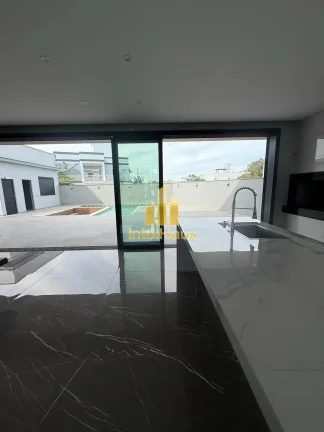 Imagem Residência contemporânea localizada na Praia de Itaguaçu, no bairro Ubatuba, a aproximadamente 30...