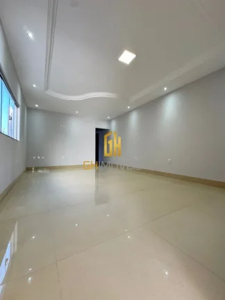 Imagem GH1935

A casa possui:

- 4 quartos (2 suite);
- 1 banheiro social;
- Sala; 
- Cozinha; 
- Área de ...