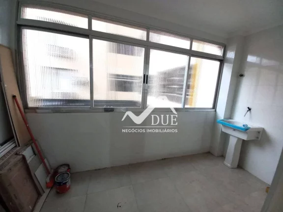 Imagem Apartamento 3 dormitórios, 2 banheiros, vaga demarcada, portaria, 100% reformado com 94m2 de áreà útil. Santos no Marapé próximo a Carvalho.