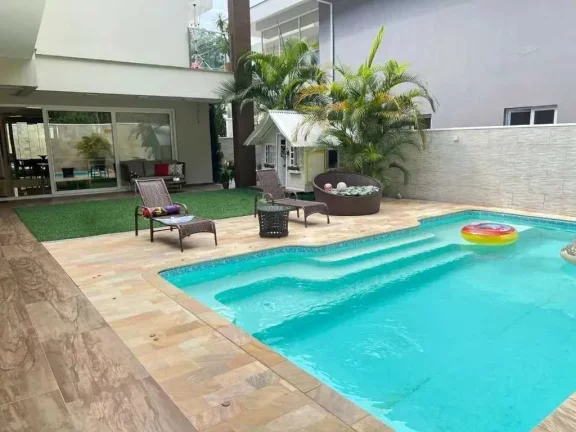 Imagem Casa de alto padrão em condomínio fechado com 5 suítes e 4 vagas de garagem em Itajaí