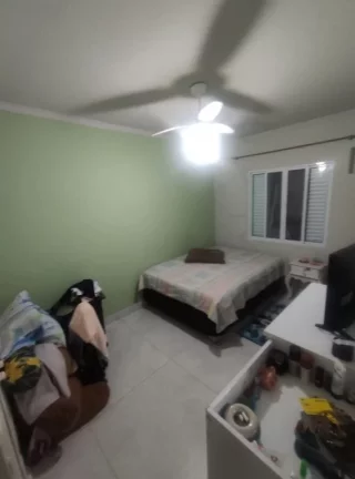 Imagem Casa à venda de 2 dormitórios na Vila Caiçara em Praia Grande-SP, com 96,13m² distribuídos em sala ampla, cozinha americada, 2 dormitórios sendo 1 suíte, banheiro social, área de serviço e 1 vaga de garagem. Aceita financiamento bancário. *As informações 