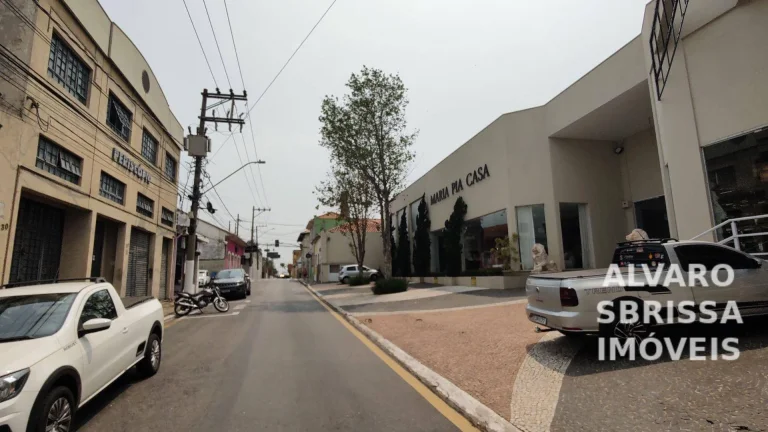 Imagem Terreno na área central da cidade. Utilização Comercial ou Residência. 512,18m2 de área e frente com 12,50 metros. Altíssimo trânsito de veículos