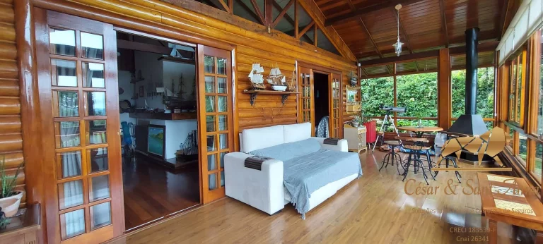 Imagem Linda casa com vista permanente no Alto do Capivari com 380m².