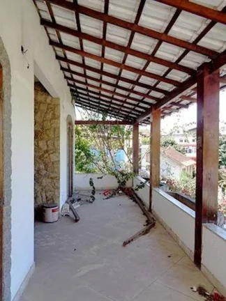Imagem  CASA 3 QUARTOS C/ 278M² - VILA VALQUEIRE - RJ  Área(s): 282 m² de área terreno, 278 m² de área construída LEILÃO ÚNICO 12/01/2026 - VALOR INICIAL DE VENDA: R$ 483.000,00