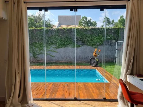 Imagem TÉRREA, 3 suítes, piscina, em rua fechada no Miolo da Granja!