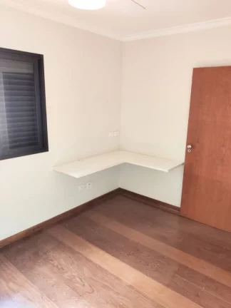 Imagem Apartamento reformado no Centro da cidade,com sala para 2 ambientes com sacada, 3 quartos com armár...
