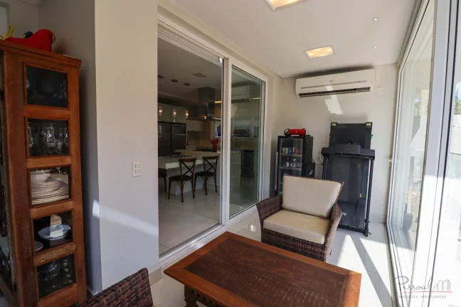 Imagem Venha conhecer esta linda casa dentro de um condomínio que fica em uma posição estratégica! Com ...