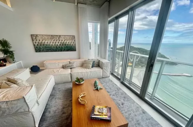 Imagem Apartamento frente mar mobiliado com 5 suítes e 4 vagas de garagem em Balneário Camboriú