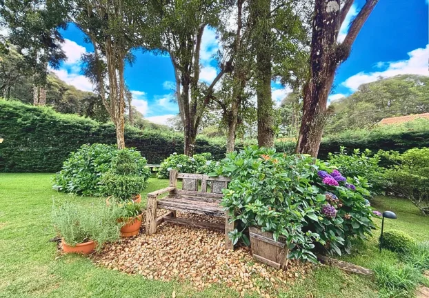 Imagem Casa de serra com lareira e jardim na Vila Inglesa | 4 dormitórios | terreno de 927 m²