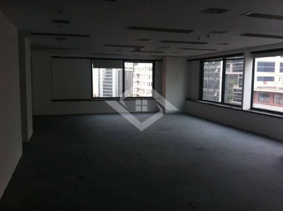 Imagem Sala Comercial de 107m² com 4 Vagas na Av. Rio Branco, Centro-