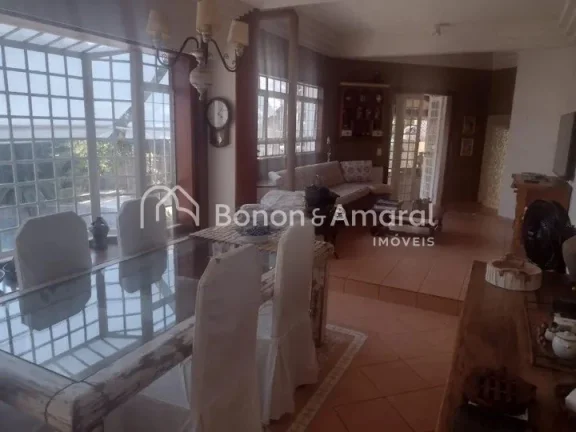 Imagem Este sobrado de 390m² de área construída, está bem dividido em 4 quartos, sendo 2 suítes com cl...