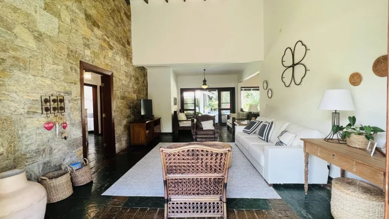 Imagem ...quot;Riviera Módulo 30: Casa à Venda com Dois Lotes e Área Verde Privilegiada...quot;