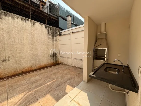 Imagem Esta encantadora casa geminada em Valinhos conta com 3 dormitórios, sendo 1 suíte. No térreo, voc...